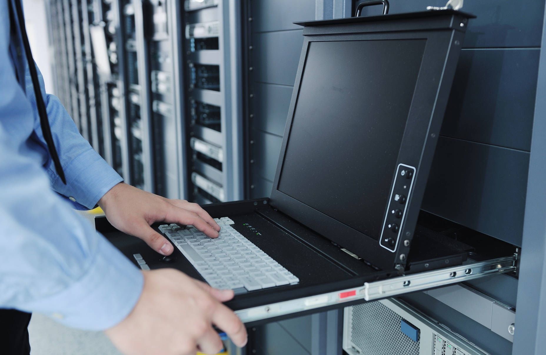 young-it-engineer-in-datacenter-server-room-min